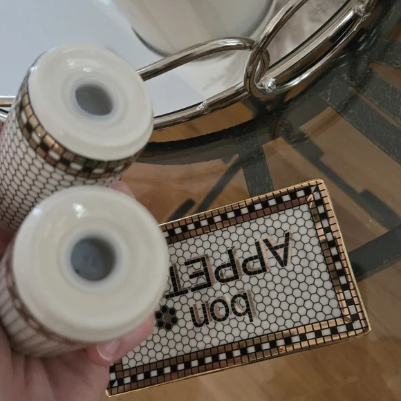 NWT Salt & Pepper Shaker Set - Picture 6 of 7